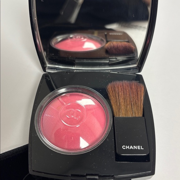 CHANEL Joues Contraste Powder Blush with Velvet Black Case 64 Pink Explosion - Picture 4 of 7